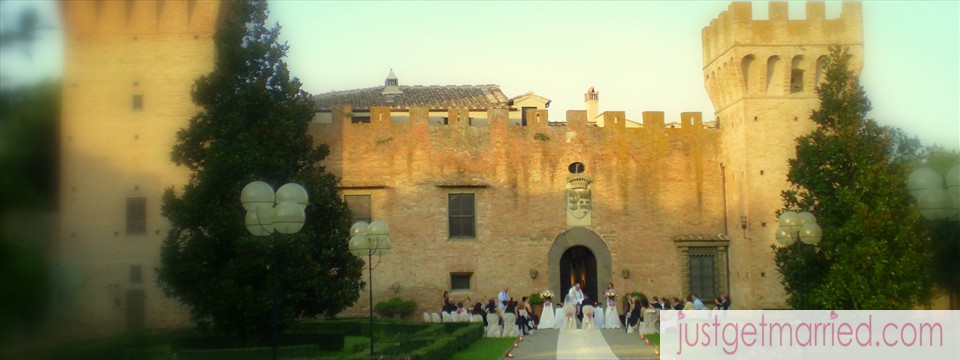 religious-wedding-ceremony-castle-venue-tuscany-italy-justgetmarried.com